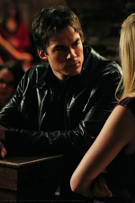 Damon parle à Caroline