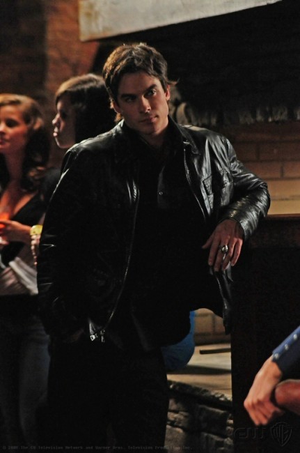 Damon regarde Lexi et Stefan