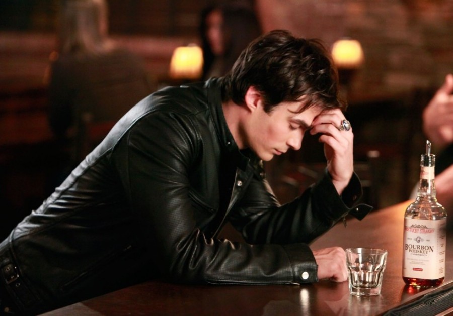 Damon (Ian Somerhalder) seul en train de boire un verre