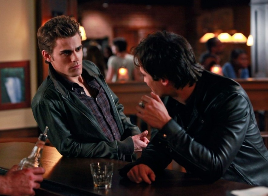 Discussion entre Stefan et Damon au Mystic Grill