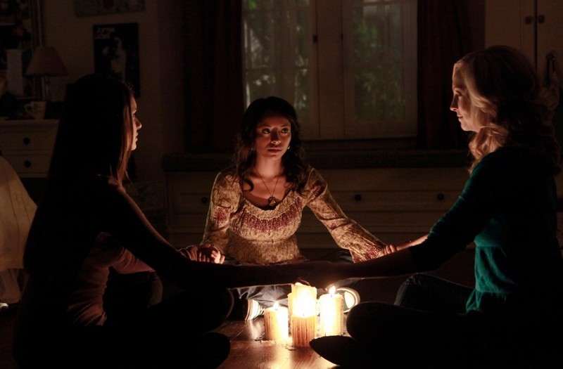 Elena, Bonnie et Caroline appellent les esprits