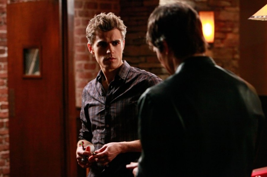 Stefan et Damon discutent dehors
