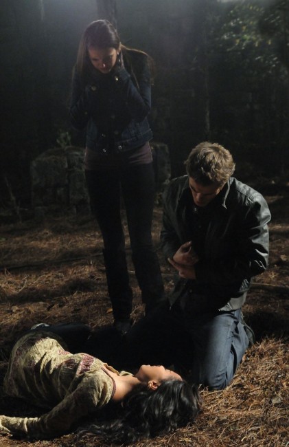 Elena et Stefan auprès d'un corps