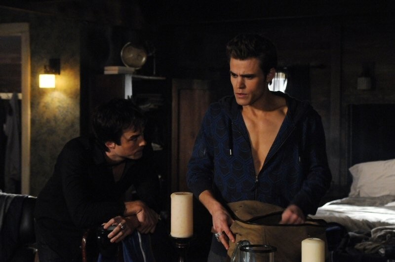 Damon et Stefan discutent