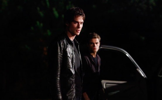 Stefan et Damon marchent dans la nuit
