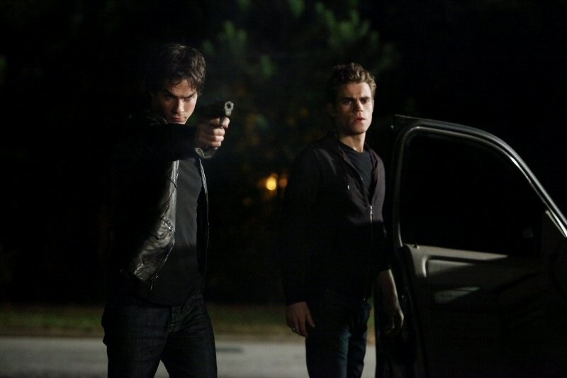 Damon menace quelqu'un d'une arme
