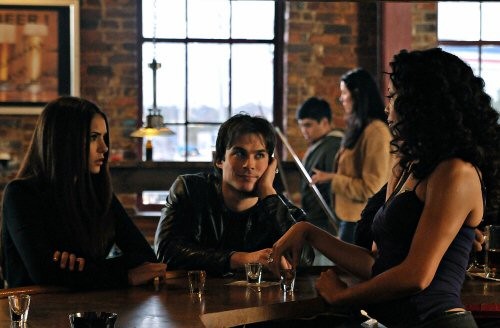 Damon et Elena dans un bar