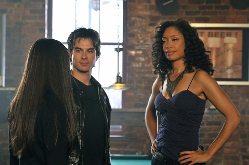 Damon présente Elena et  Bree (Gina Torres)