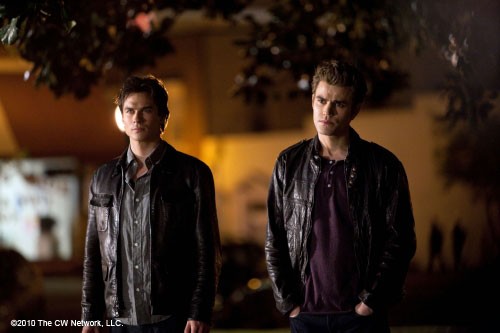 Damon et Stefan dans les rues de Mystic Falls