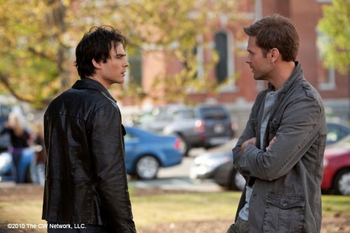 Damon et Alaric discutent