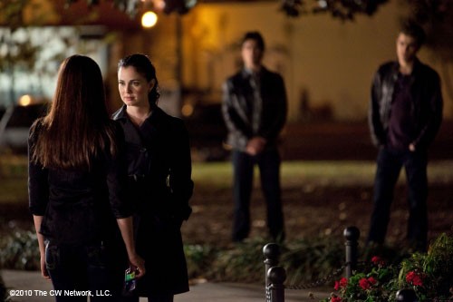 Damon et Stefan assistent à la rencontre de Elena et sa mère biologique Isobel