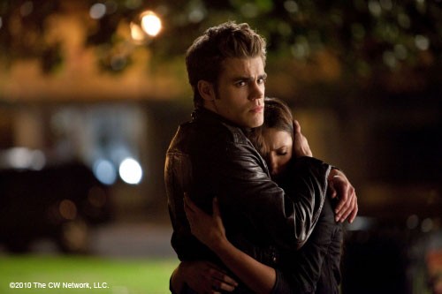Elena fond en larmes dans les bras de Stefan