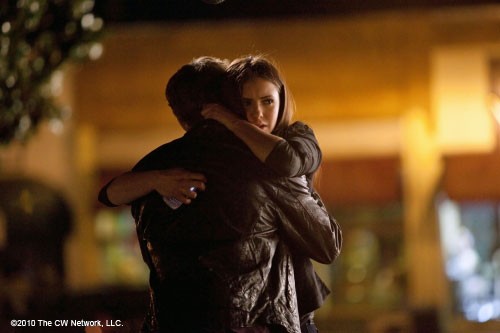 Câlin réconfortant entre Elena et Stefan