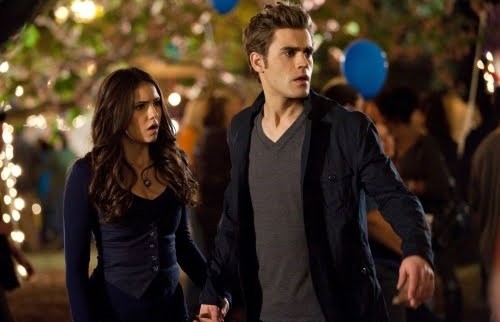 Stefan tente de protéger Elena