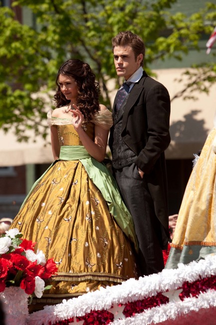 Elena et Stefan participent à la parade  le jour des Fondateurs