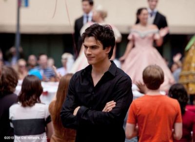 Damon regarde Elena avec attention