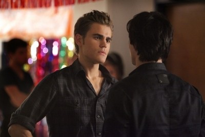 Stefan et Damon discutent
