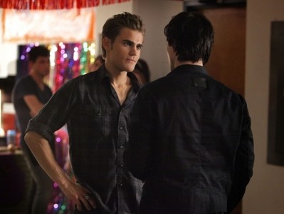 Stefan et Damon discutent