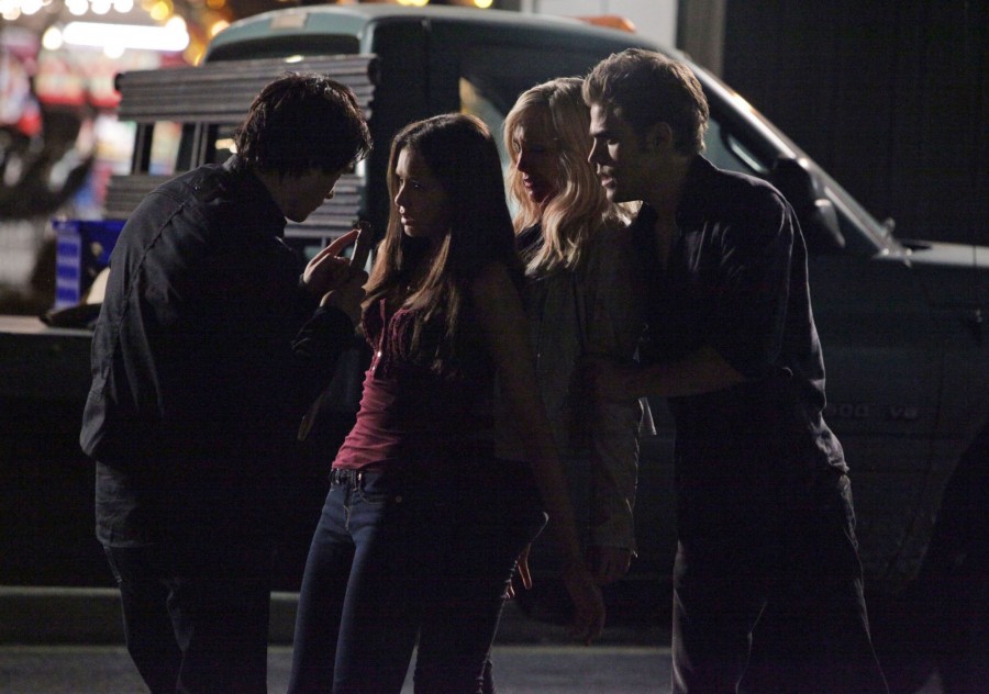 Elena prend la défense de Caroline