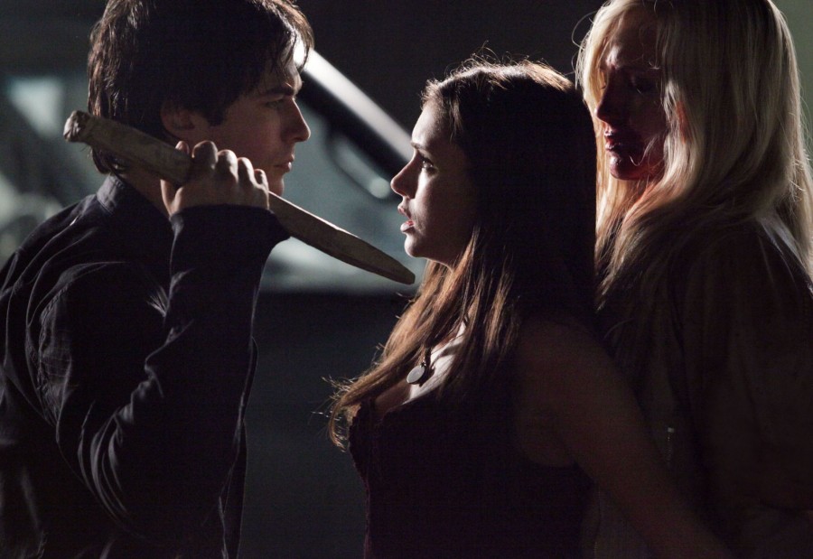 Elena s'interpose entre Damon et Caroline