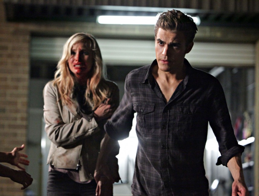 Stefan est là pour Caroline, bouleversée