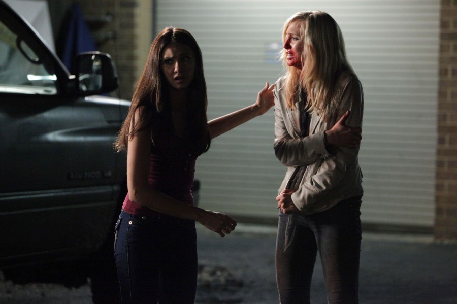 Elena protège Caroline
