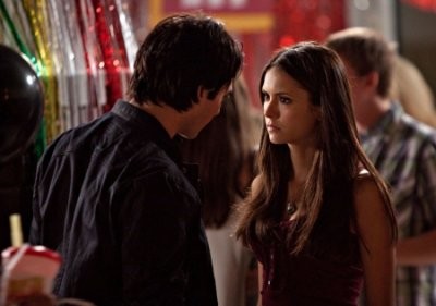 Damon et Elena discutent