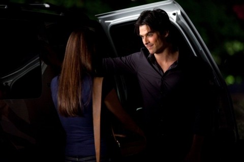 Damon s'approche d'Elena