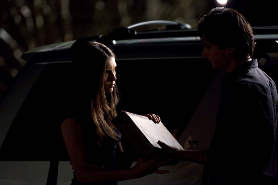 Elena montre une preuve à Damon