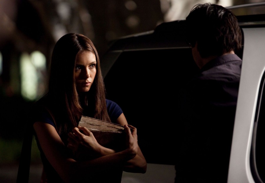 Elena montre quelque chose à Damon