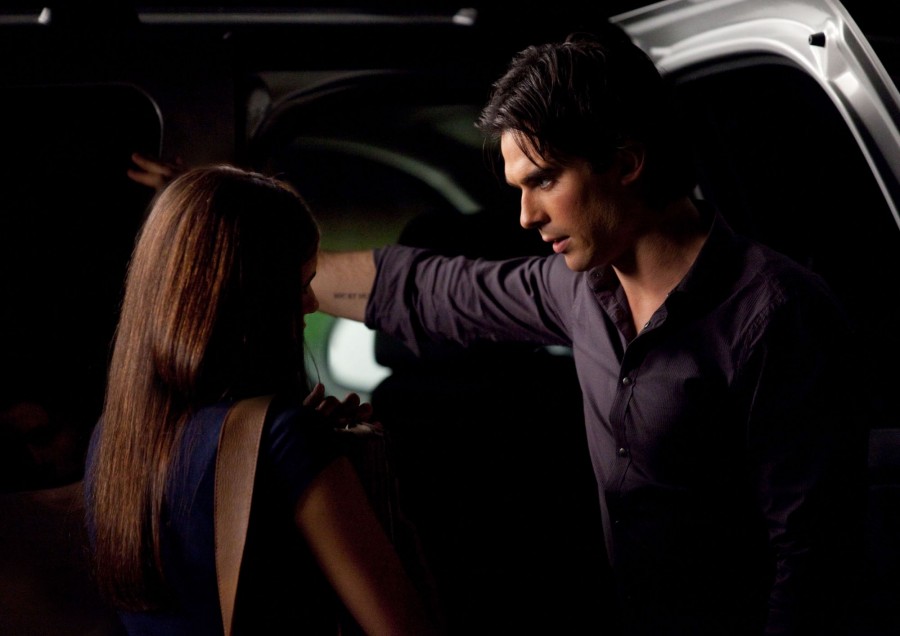 Elena et Damon discutent