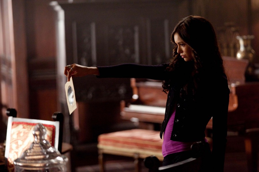 Katherine fouille la maison des Salvatore