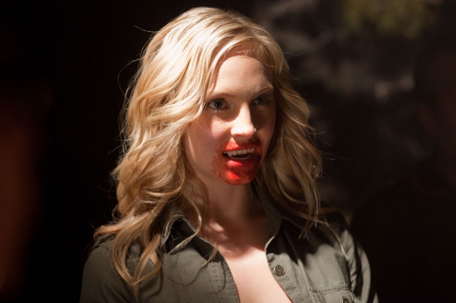 Caroline (Candice King), la bouche en sang