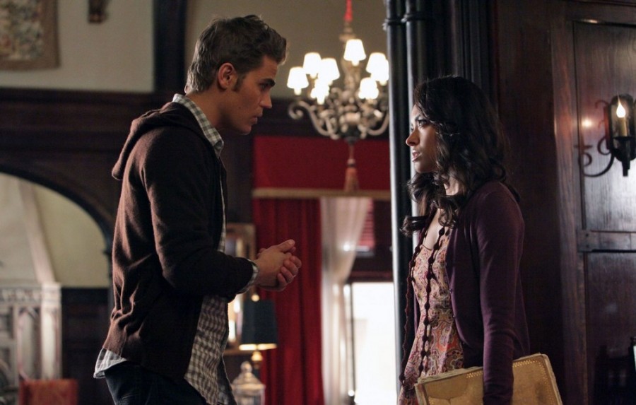 Stefan tente de convaincre Bonnie de se joindre à eux