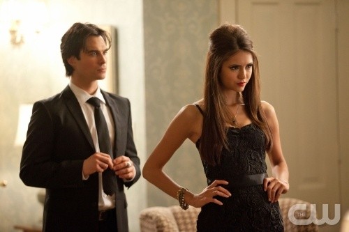 Damon et Katherine dans le couloir