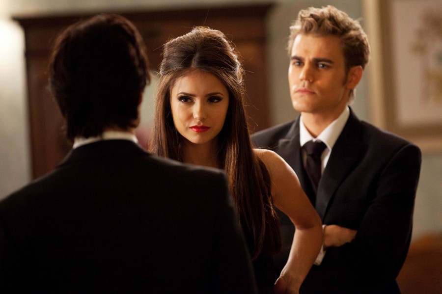 Stefan et Damon entourent Katherine