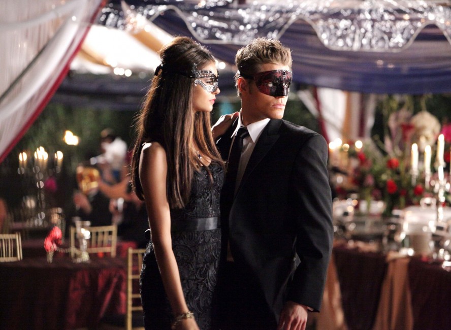 Katherine et Stefan au bal masqué