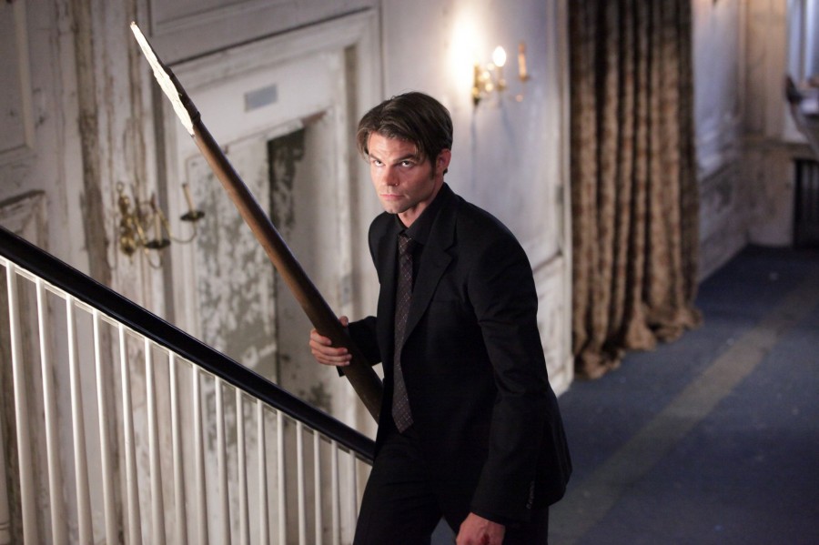 Elijah (Daniel Gillies) arrive chez Elena