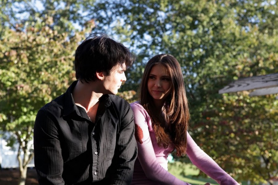 Regard complice entre Damon et Elena