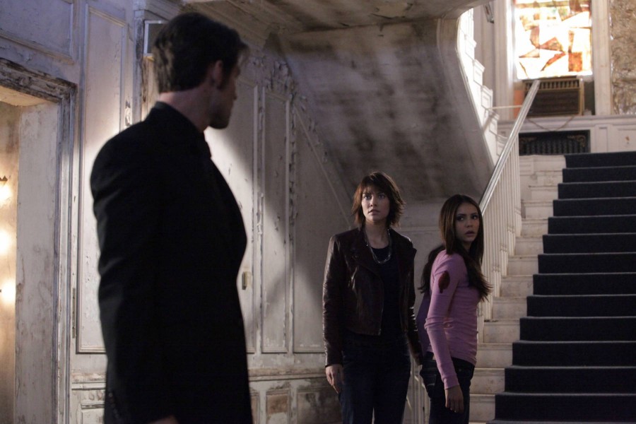 Elijah devant Rose et Elena
